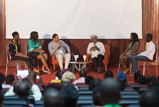 soyinka and undergrads at Ake Book Fest